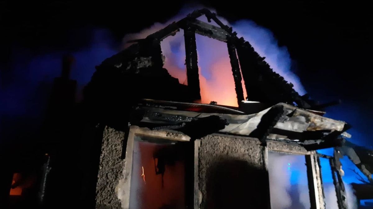 Muže uvěznil zhroucený strop, požár v chatě nepřežil